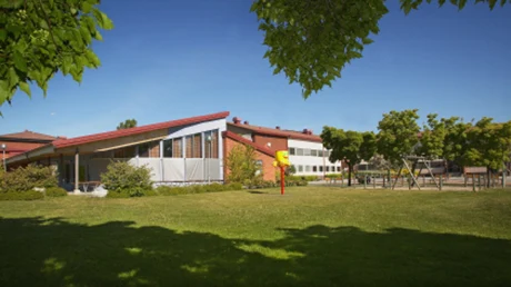 Birgittaskolans byggnad. Skylt med texten Specialpedagogiska skolmyndigheten samt Birigittaskolan och Åsbackaskolan
