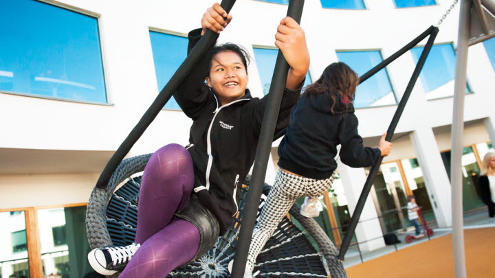 Bilden föreställer en flicka som gungar 