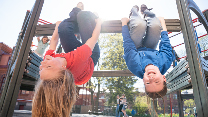 Två elever hänger i knävecken