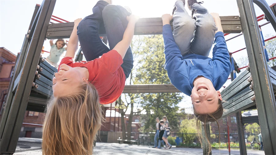 Två elever hänger i knävecken