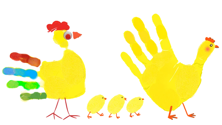 Tupp, höna och tre kycklingar gjorda med handtryck går på rad. Tuppen och hönan är formade med hjälp av en hand.