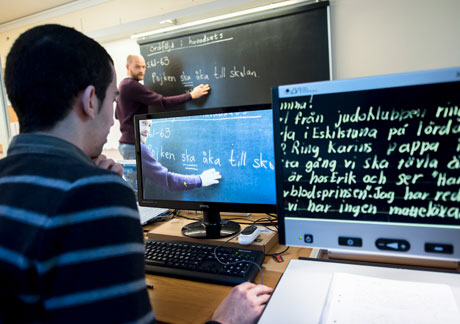 Elev med synnedsättning på folkhögskola framför dator