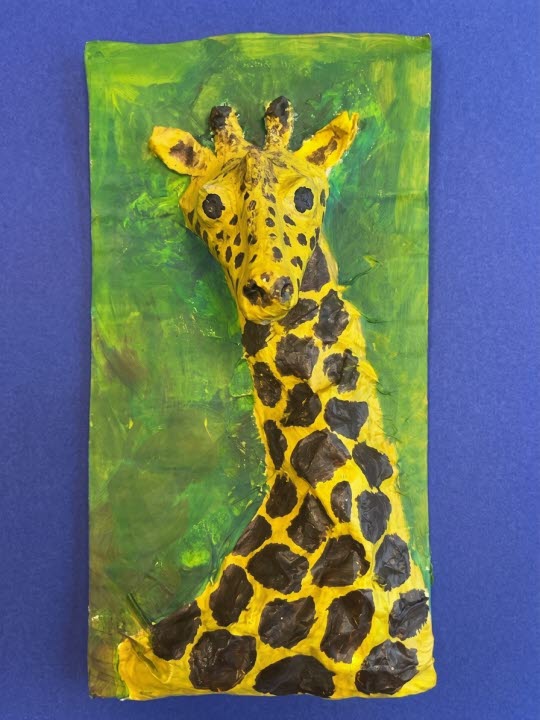 fotografi av färdig Giraffrelief tillverkar i papier maché.         
