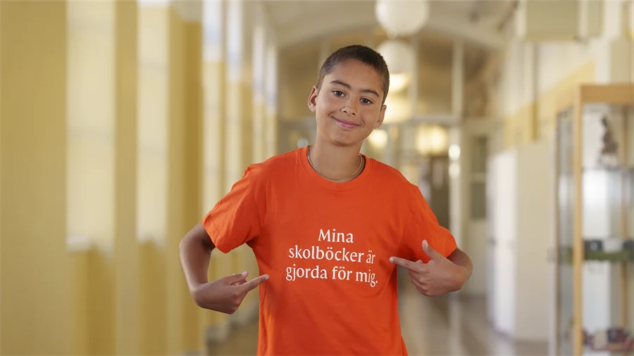 En pojke med en t-shirt med texten 