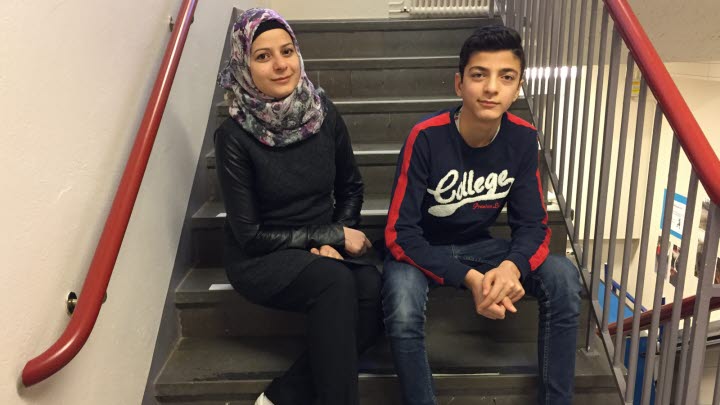 Adnan och hans mamma tittar in i kameran.