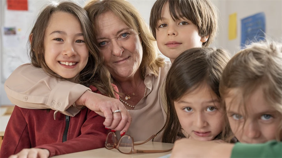 En lärare och fyra elever