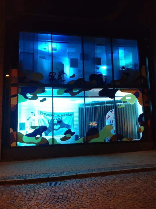 Utställning på Östervångsskolan i samband med Teckenspråkets dag 2025.