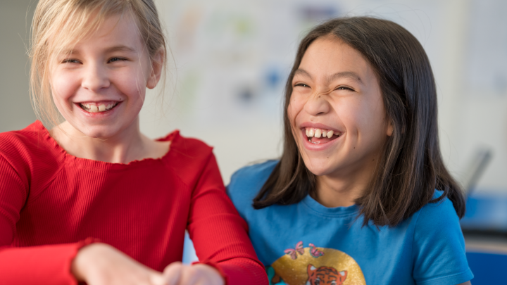 Elever skrattar och spelar fia med knuff