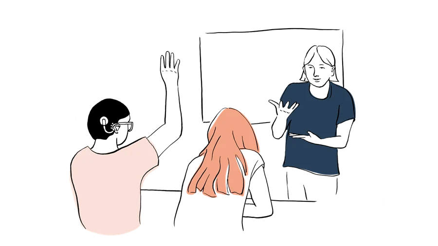 Illustration av två elever vid en skolbänk som tittar på en lärare som tecknar teckenspråk. En elev har ett cochlea-implantat.