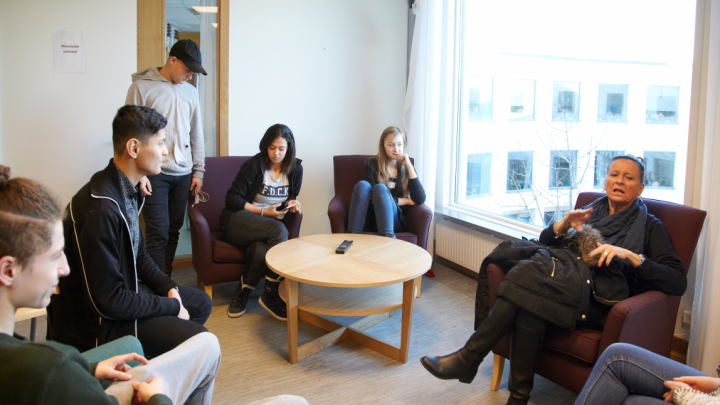 en grupp elever som sitter tillsammans