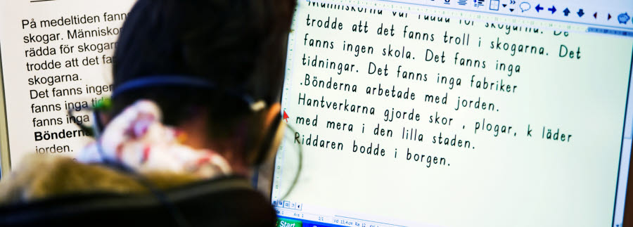 Bilden visar en person som har en text framför sig.