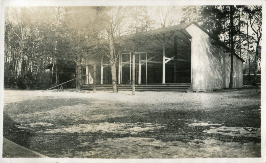 Lekskjul på Östervångsskolans skolgård från 1931