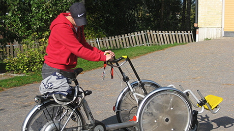 En kille på Åsbackaskolan som är redo att hoppa på sin cykel