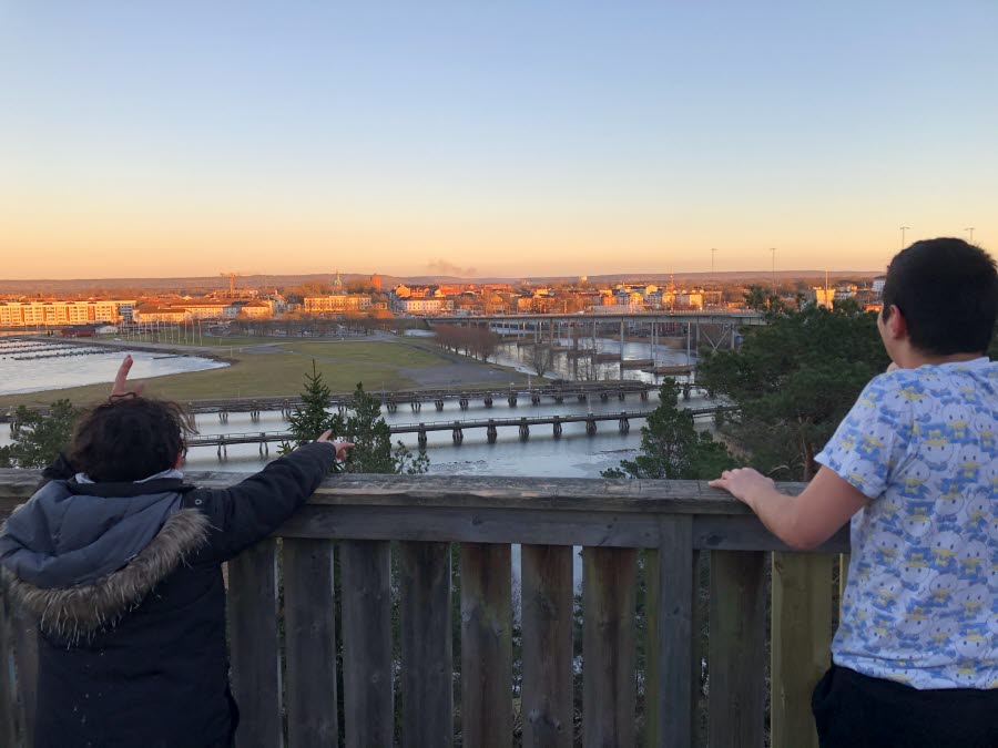 Två elever tittar ut över hela Vänersborg.