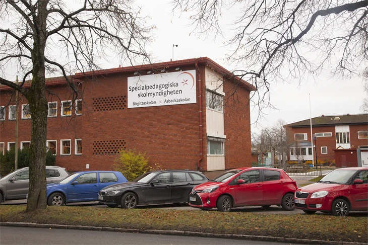 Åsbackaskolans skolbyggnad.