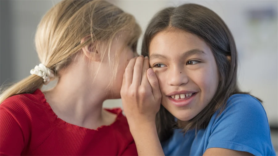 Två barn viskar.