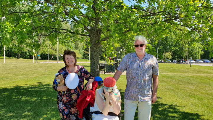 Lars Wahlbeck, dottern Jennifer och Lars fru syns i bild. De står tillsammans i en park.