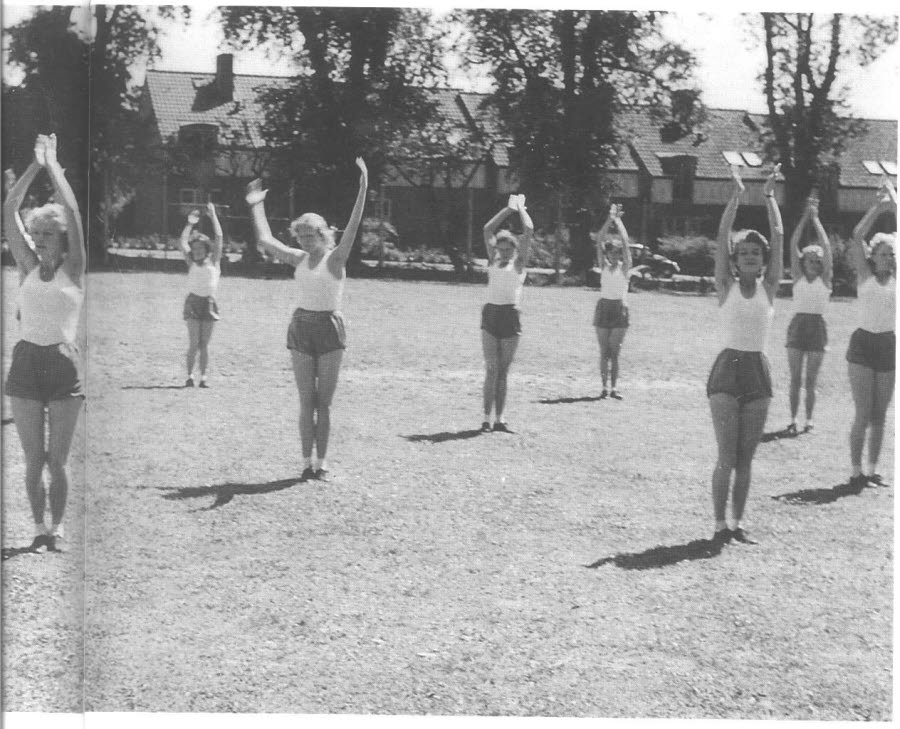 Flickor står och gör gymnastikuppvisning