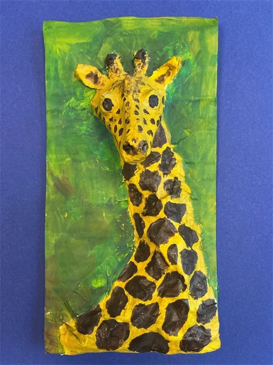fotografi av färdig Giraffrelief tillverkar i papier maché.         