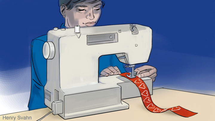 Bild på en person som sitter vid en symaskin