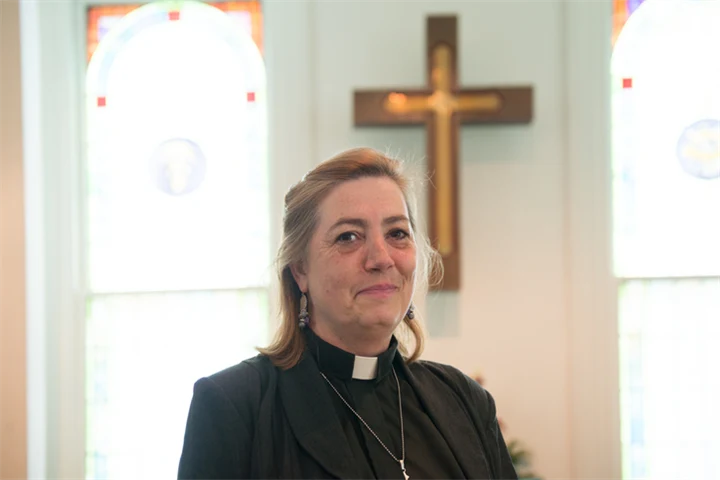 En präst i en kyrka