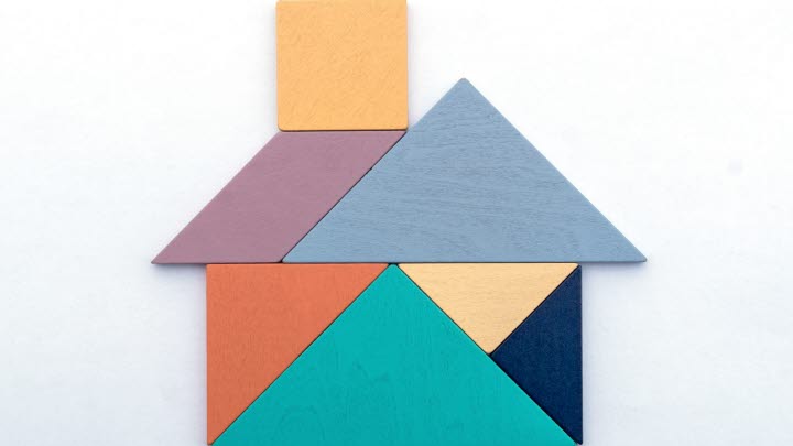 Bild på träklossar och byggts och format ett hus