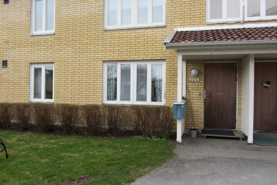 Framsidan av ett tegelhus.