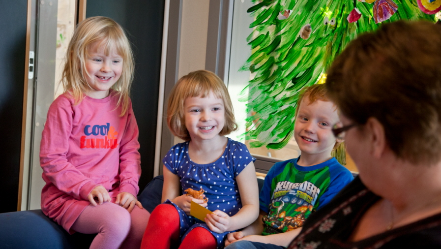 Förskolebarn i kontakt med sin förskolelärare
