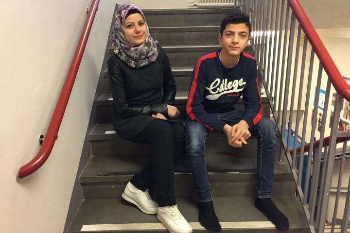 Adnan och Adnans mamma syns i bild. De sitter tillsammans i en trappa.