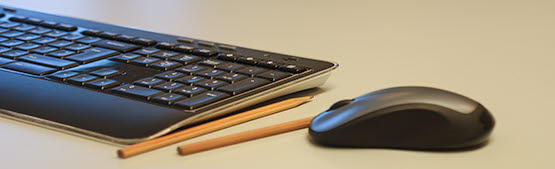 Bilden visar ett datortangentbord och en datormus.