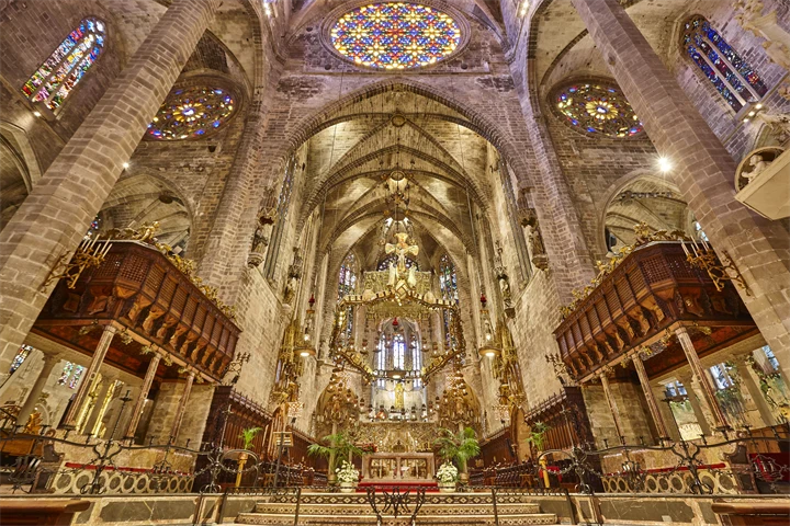 Bild inifrån en kyrka på dess fönster