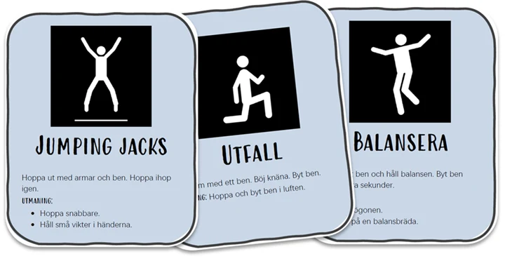 Tre illustrerade träningskort för cirkelträning mot ljus bakgrund.  Vänster kort har rubriken ”Jumping Jacks” och visar en vit streckfigur som hoppar med armar och ben utsträckta. Under finns kort instruktion på svenska om att hoppa ut med armar och ben och ihop igen, samt en utmaning om att hoppa snabbare och hålla små vikter i händerna.  Mittenkortet har rubriken ”Utfall” och visar en vit streckfigur i ett framåtlutande utfallssteg med ena knät böjt. Texten beskriver att ta ett steg fram med ett ben, böja knäna och byta ben, med en svårare variant där man hoppar och byter ben i luften.  Höger kort har rubriken ”Balansera” och visar en vit streckfigur som står på ett ben med armarna ut åt sidorna. Texten instruerar att stå på ett ben och hålla balansen, byta ben efter några sekunder, samt förslag på att blunda eller stå på balansbräda som utmaning.