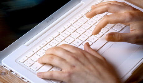 Bilden visar händer som använder ett tangentbord
