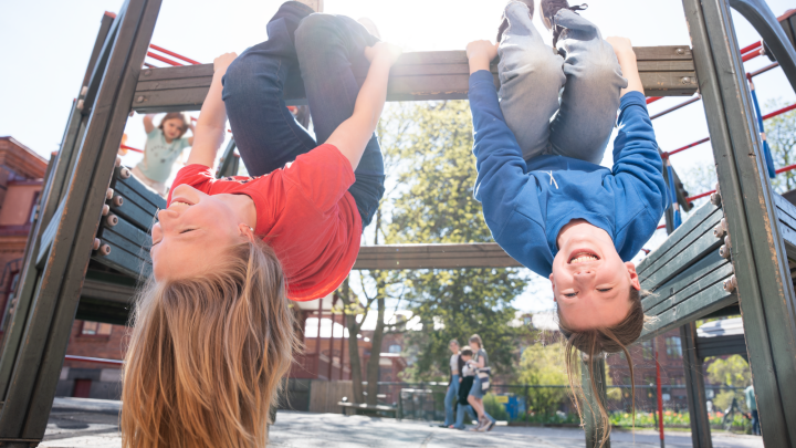 Två elever hänger i knävecken
