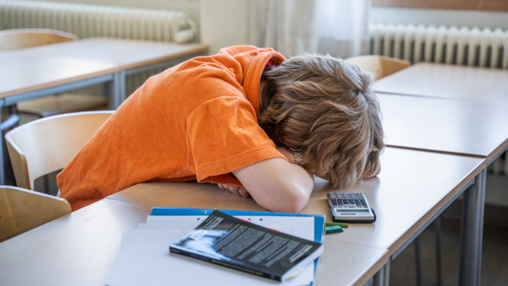 Elev som sover på sin bänk