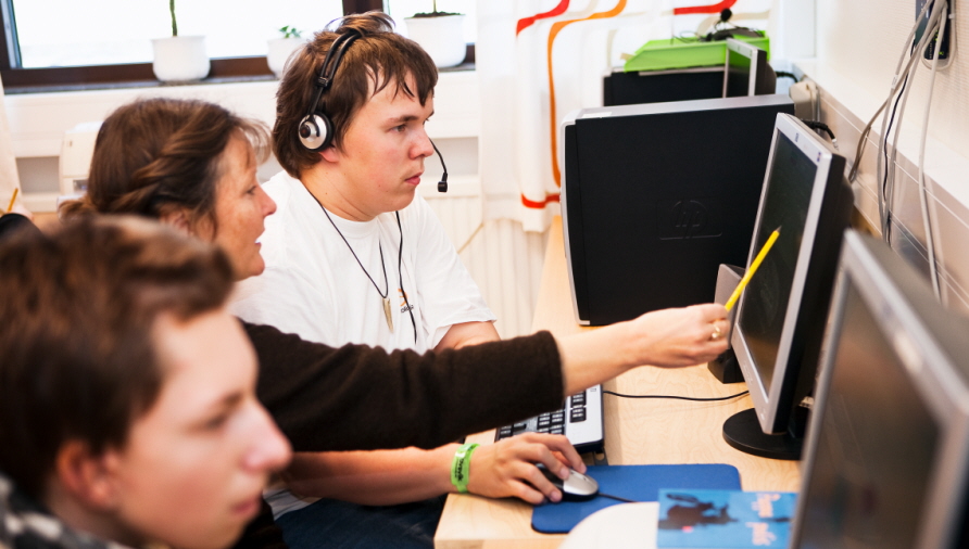 Elever på Hällsboskolan som jobbar vid en dator