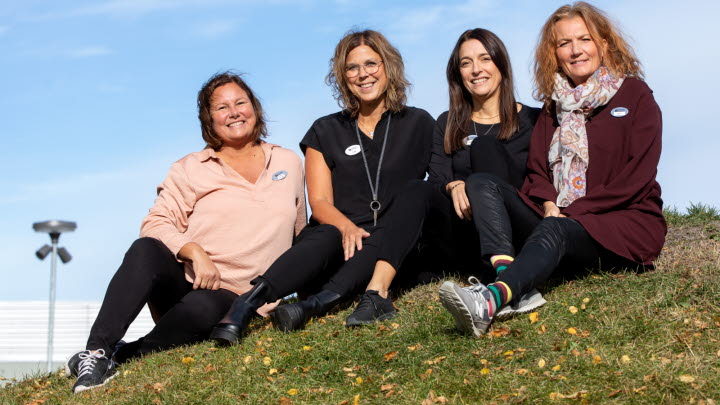 Fyra lärare från Lejonströmsskolan sitter på en kulle och tittar rakt in i kameran.