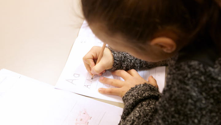 En elev som skriver på ett papper
