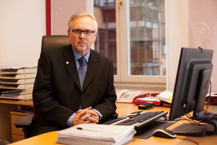 Specialpedagogiska skolmyndighetens generaldirektör Greger Bååth bakom sitt skrivbord.