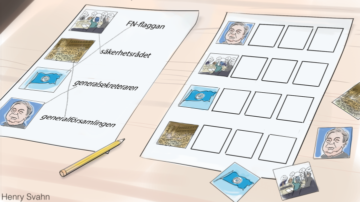 Två papper med bildrutor på ett skrivbord.