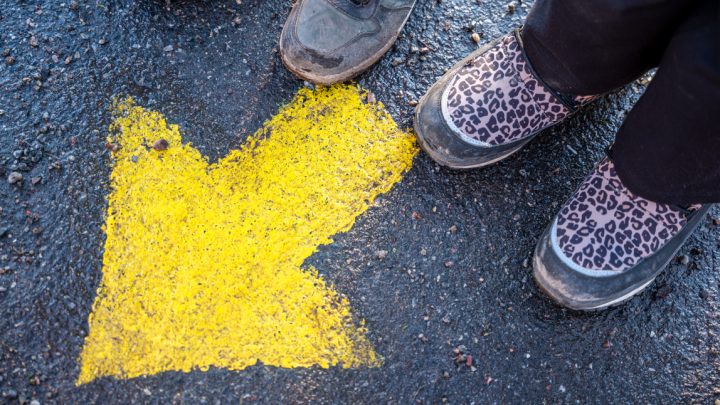 En gul pil och två par skor