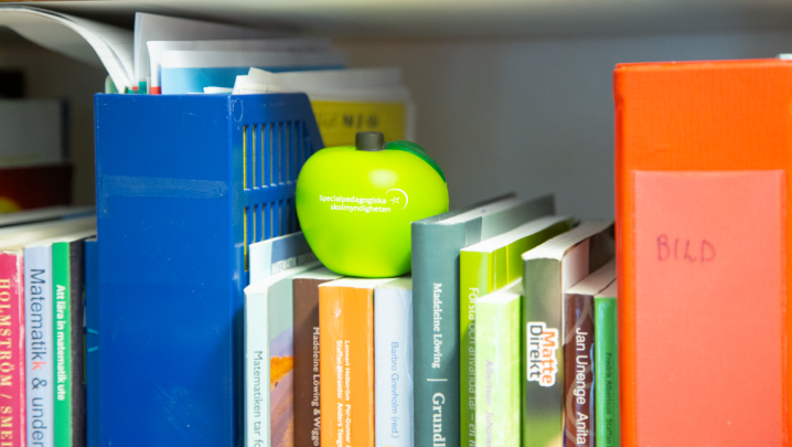 Foto av böcker och tidskriftssamlare i en bokhylla