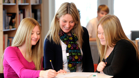 Specialpedagogen Cathrine Evertsson-Andersson med 7:e klasseleverna Isabelle Persson och Effie Johansson.