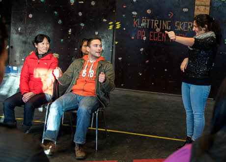 Elever spelar teater