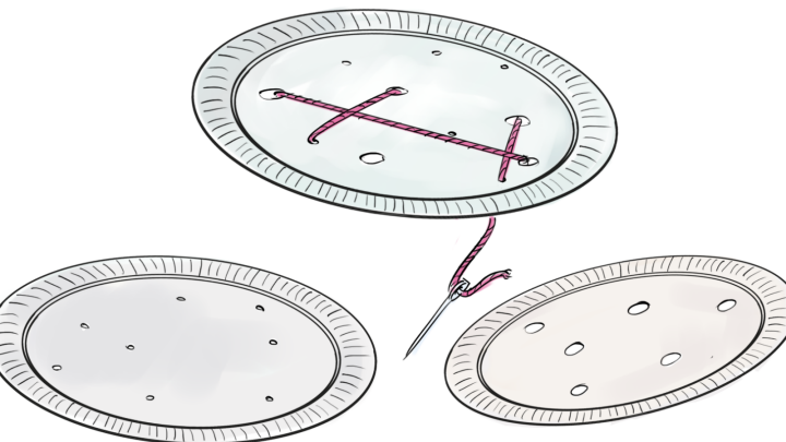 Bild på papptallrikar med små hål i. Ena tallriken har man trätt garn genom hålen.
