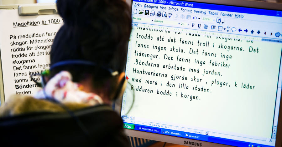 Bilden visar en elev som läser text som är förstorad på en skärm.