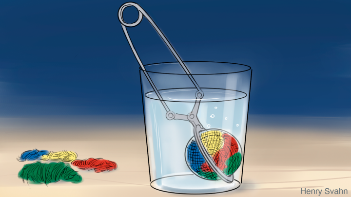 Bild på ett vattenglas med en tesil i.