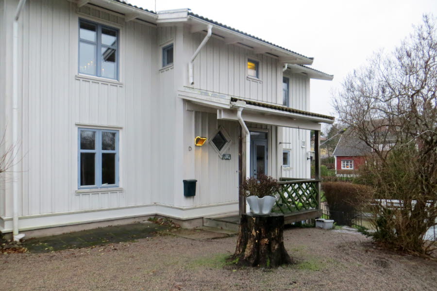 Framsidan av ett vitt trähus.