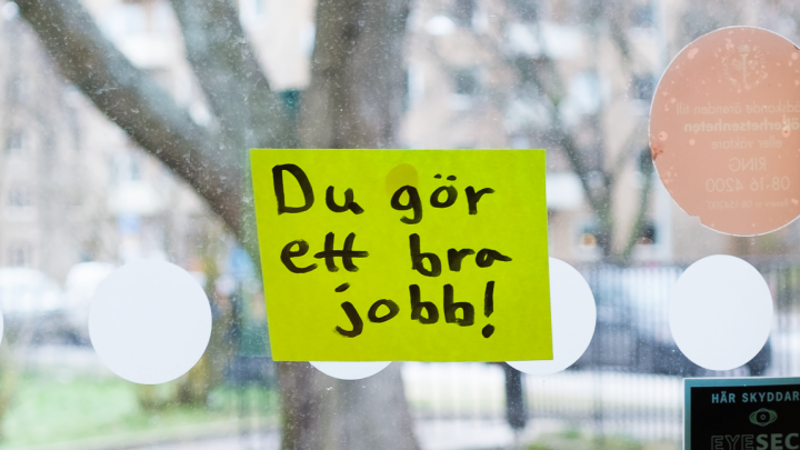 En post-it-lapp på ett fönster. På den står det Du gör ett bra jobb!