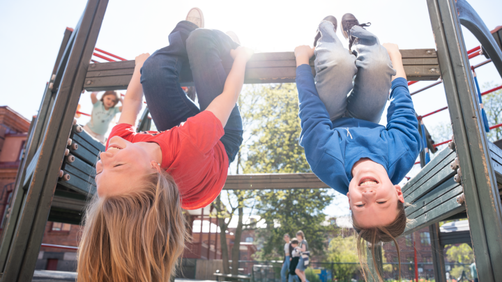 Två elever hänger i knävecken